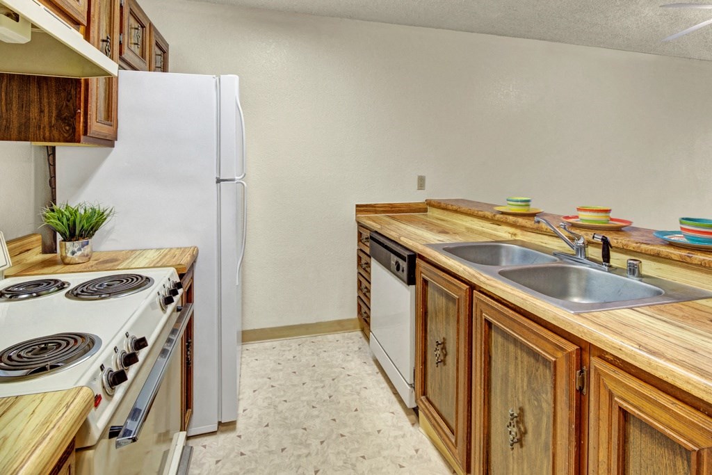 Park Plaza Apartments - Kitchen