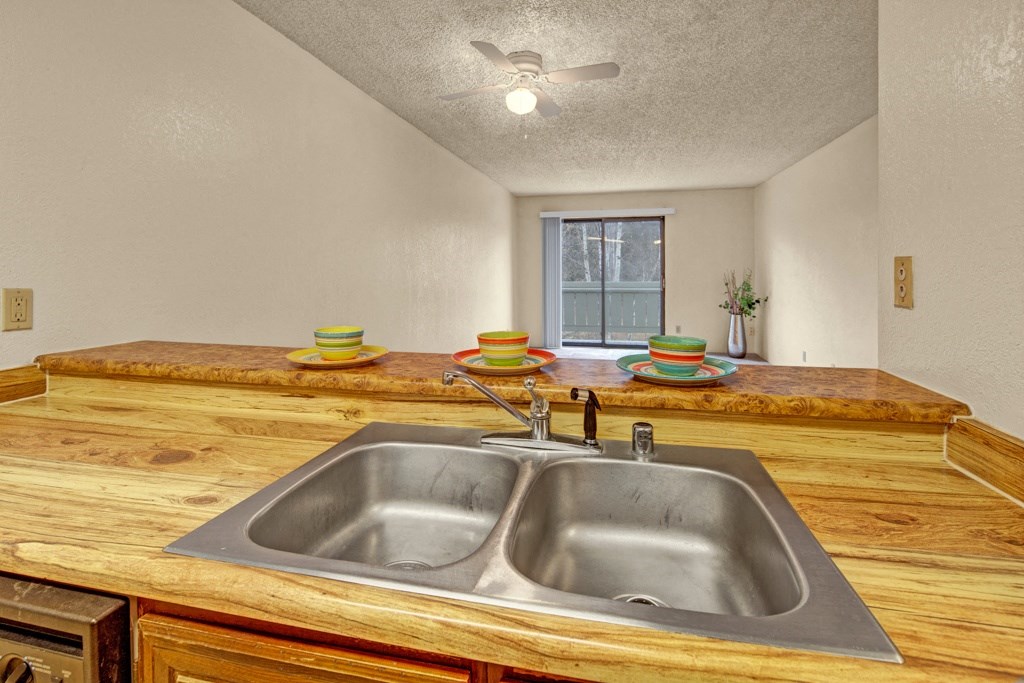 Park Plaza Apartments - Kitchen