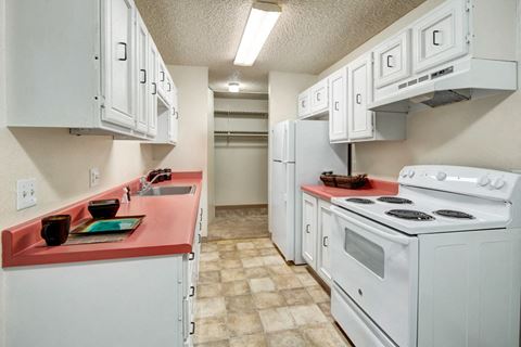 Quiet Creek Apartments - Kitchen