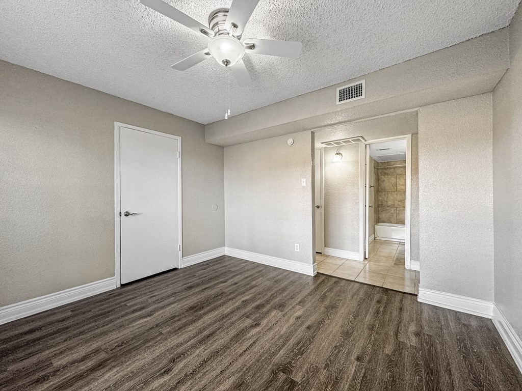 Bedroom with ensuite bathroom – Borders Apartments Brownsville TX