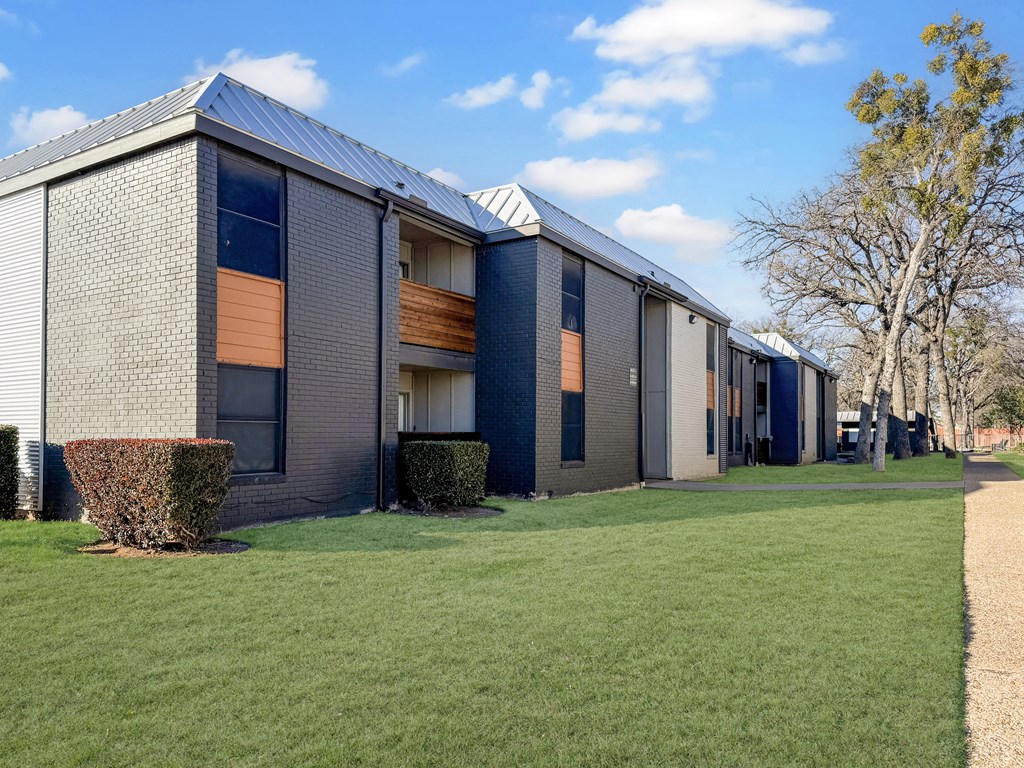 Exterior building view of Verano Oaks Apartments in Hurst, TX