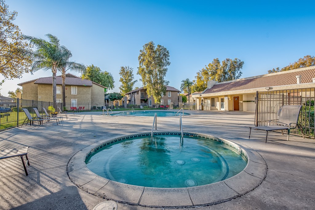 hot tub at the enclave at woodbridge apartments in sugar land, tx