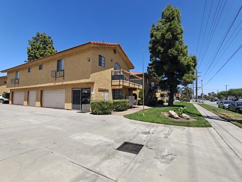 16982 San Bernardino 1-2 Beds Apartment for Rent