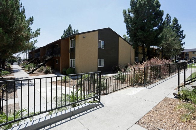 this is a photo of the courtyard at harvard square apartments in dallas, tx
