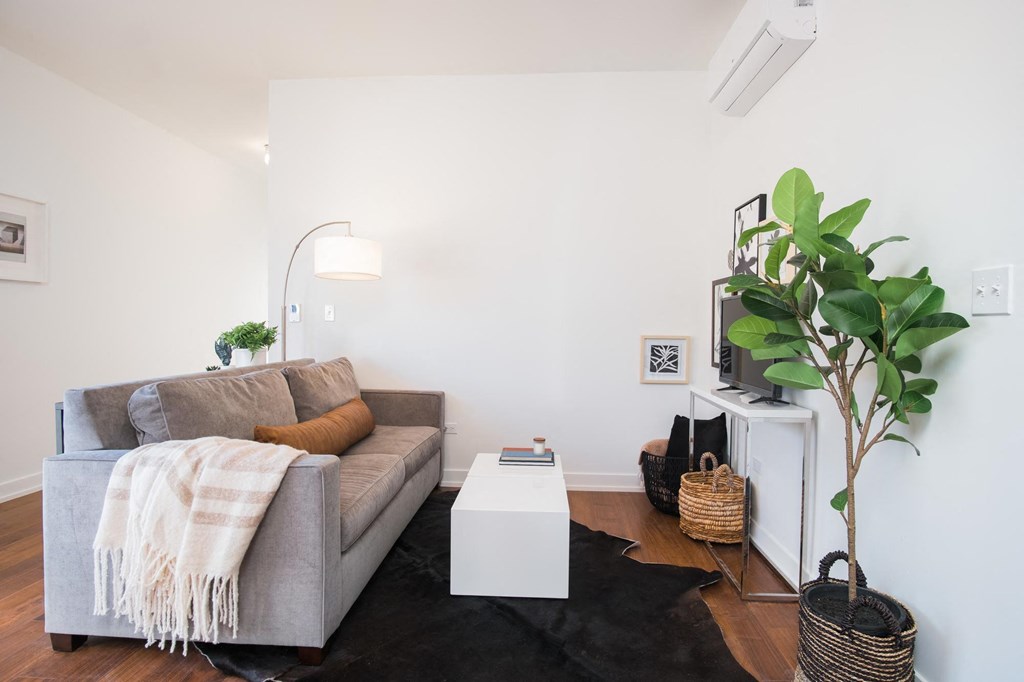 The Winnie Apartments in Uptown, Chicago at 4740 N Winthrop Ave