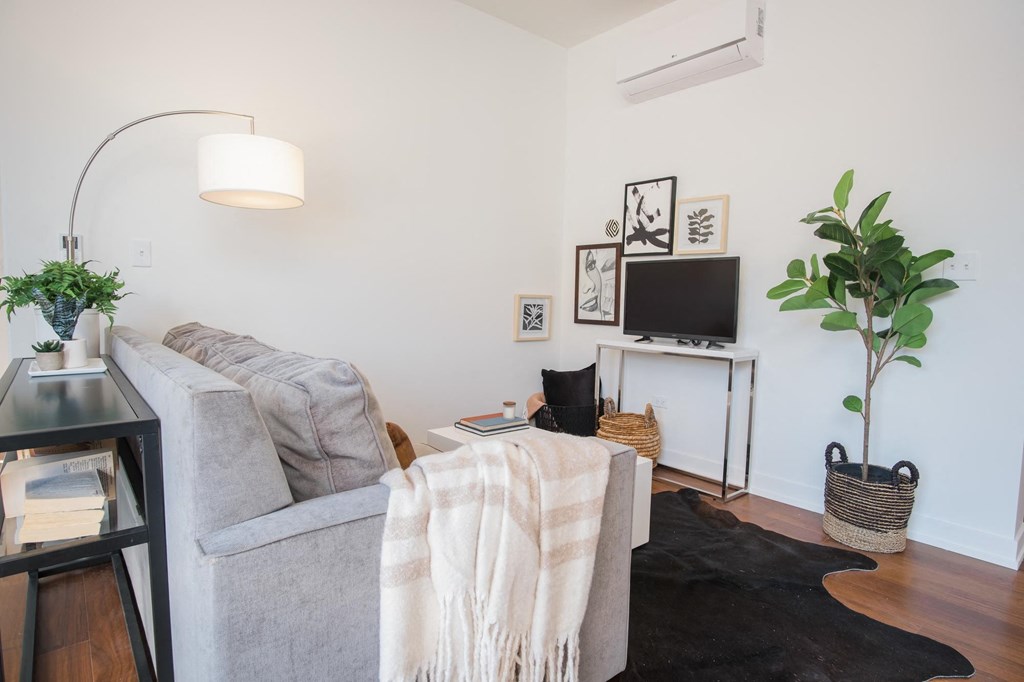 The Winnie Apartments in Uptown, Chicago at 4740 N Winthrop Ave