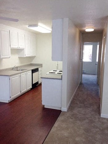 Kitchen and hallway - Photo Gallery 6