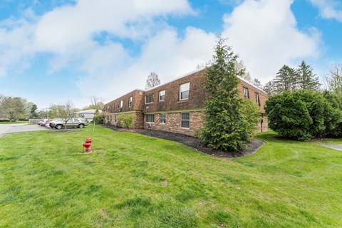 Exterior Yard of Berkshire Building at Arbors of Chardon