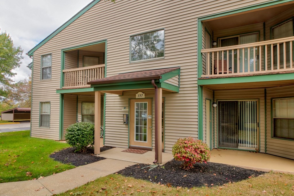 Exterior view at Hunt Club Apartments, Integrity Realty, Copley, OH