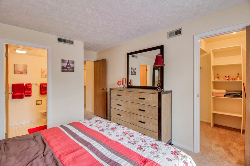 Bedroom with attached bath at Hunt Club Apartments, Integrity Realty, Copley