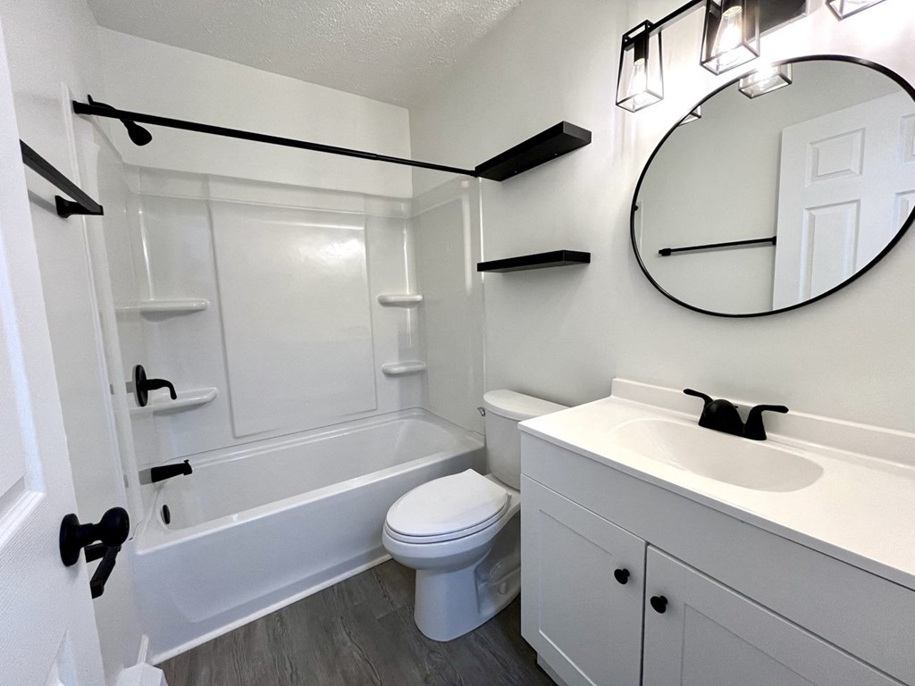 Bathroom With Bathtub at Renova of Brunswick, Brunswick, OH 44212 