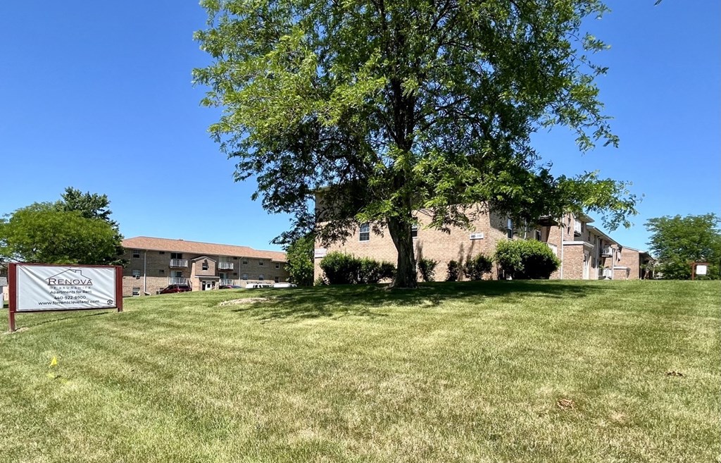 Lush Green Outdoor at Renova of Brunswick, Brunswick, OH 