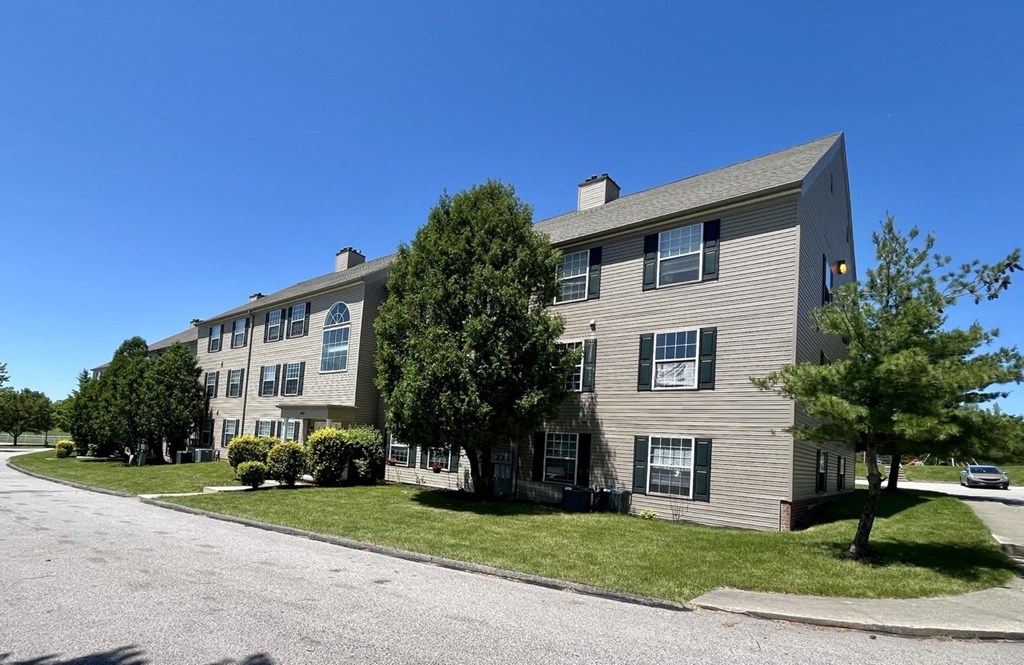 Building Exterior at Renova of Brunswick, Brunswick, OH 