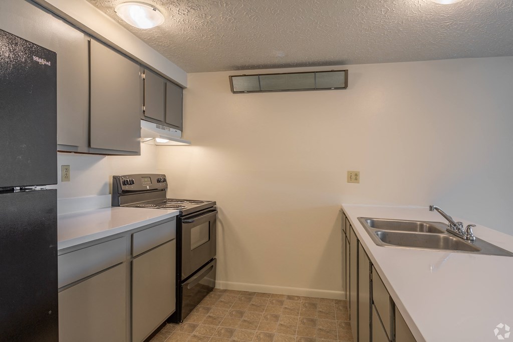 Contemporary kitchens at Woodland Pointe Apartments and Townhomes, Integrity Realty, Kent, OH
