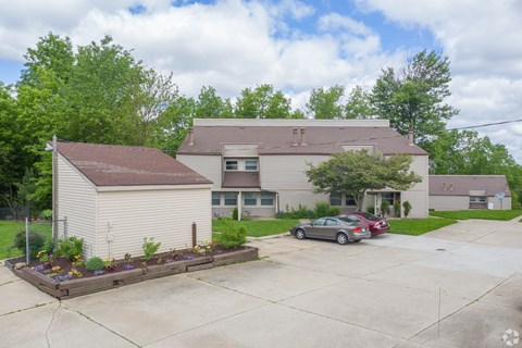 Contemporary style buildings at Woodland Pointe Apartments and Townhomes, Integrity Realty, Kent, 44240