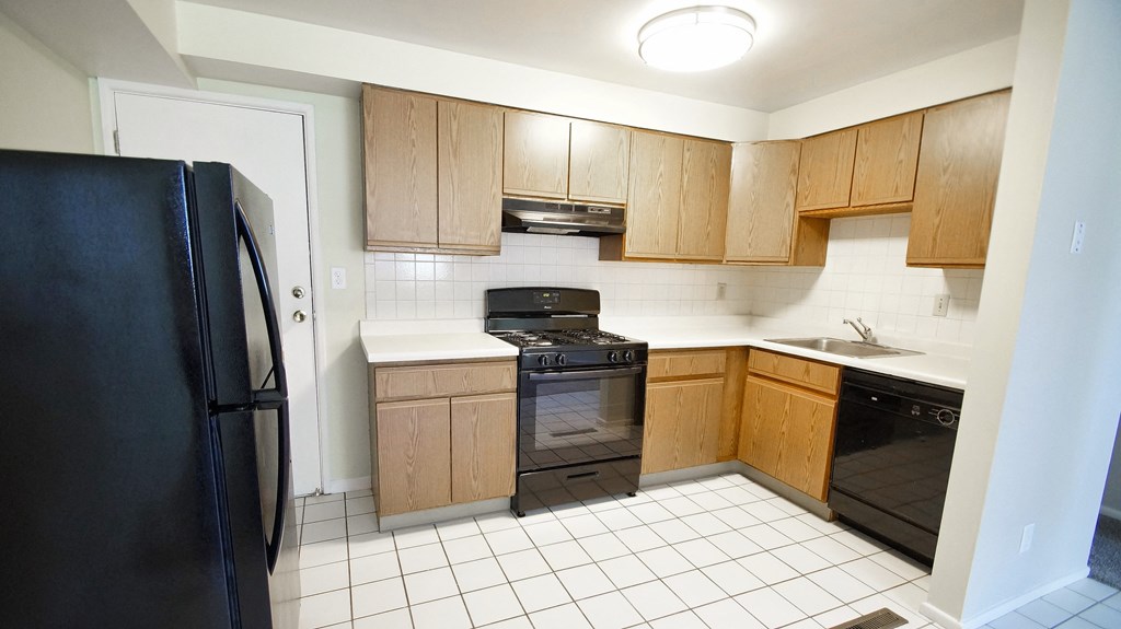 Fully Equipped Kitchen at River Run Apartments - RYDYL I LLC, Integrity Realty LLC, Ohio, 44485