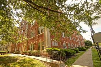 Leafy sidewalks along Lake Avenue Lake Manor at Integrity Gold Coast Apartments, Lakewood - Photo Gallery 5