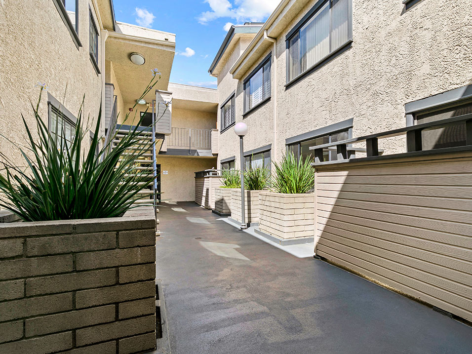 Drought-tolerant greenery and courtyard at Woodridge Apartments.