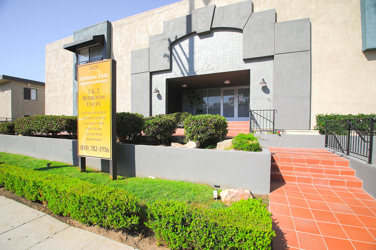 Entrance to Sherman Oaks Gardens.