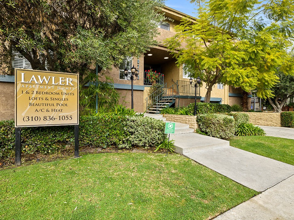 Entrance to The Glendon Building.