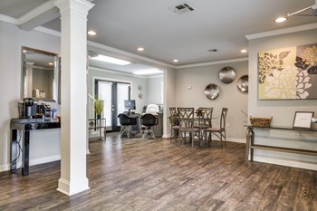 clubroom with work space - Photo Gallery 4