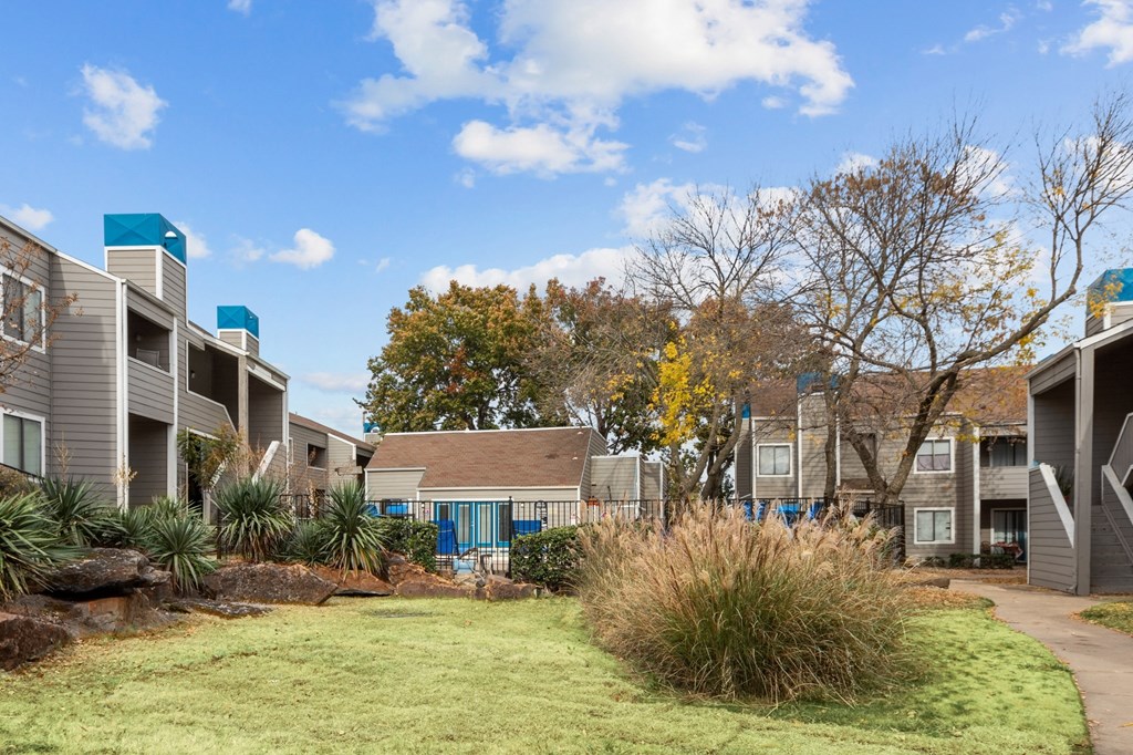 the preserve at ballantyne commons apartments courtyard and apartment buildings