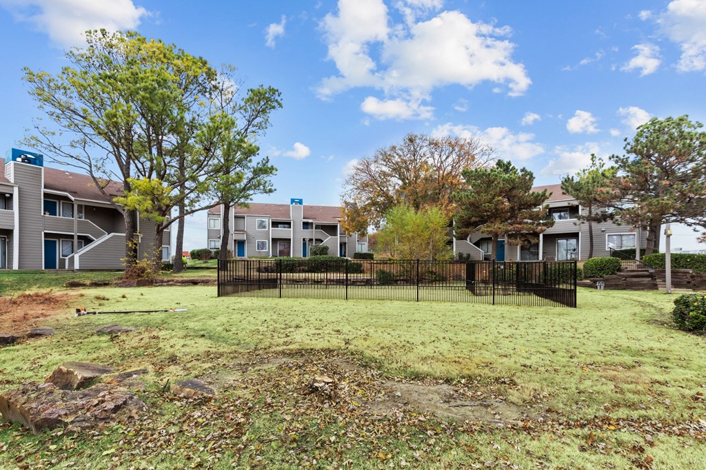 the preserve at ballantyne commons yard with fence and apartment buildings