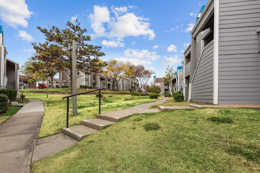 the preserve at ballantyne commons walkway between apartment buildings