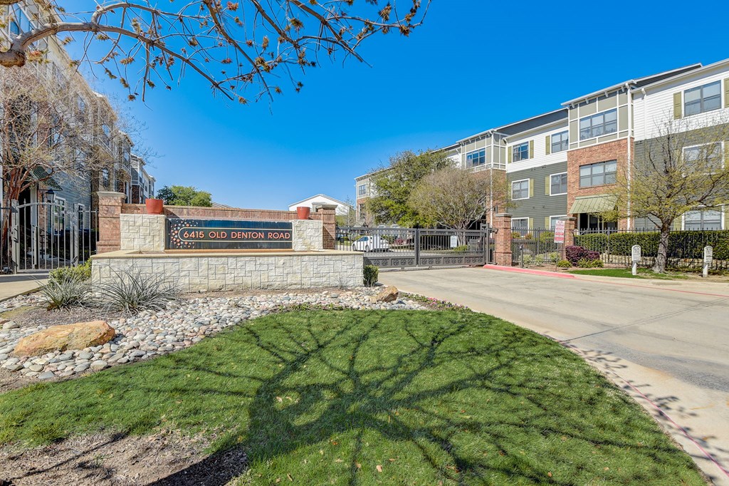 the preserve at ballantyne commons exterior view of an apartment building with a sign