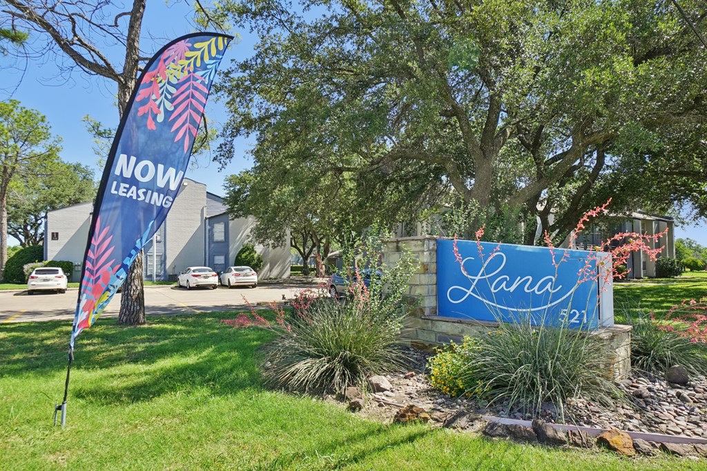 A sign that says Lana 31 is in front of a house.