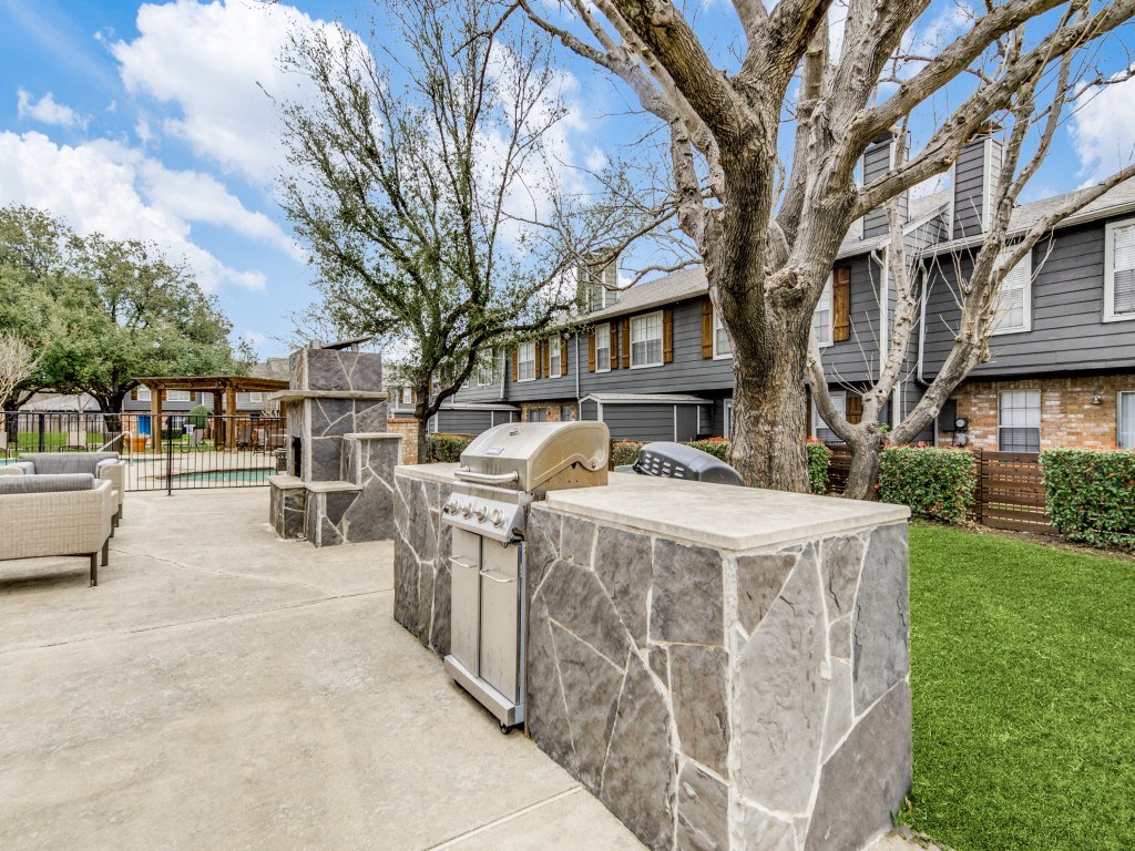 the preserve at ballantyne commons yard with outdoor amenities including a grill and barbecue