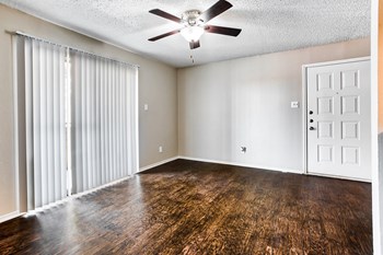3535 Webb Chapel Ext 1-2 Beds Apartment for Rent - Photo Gallery 5