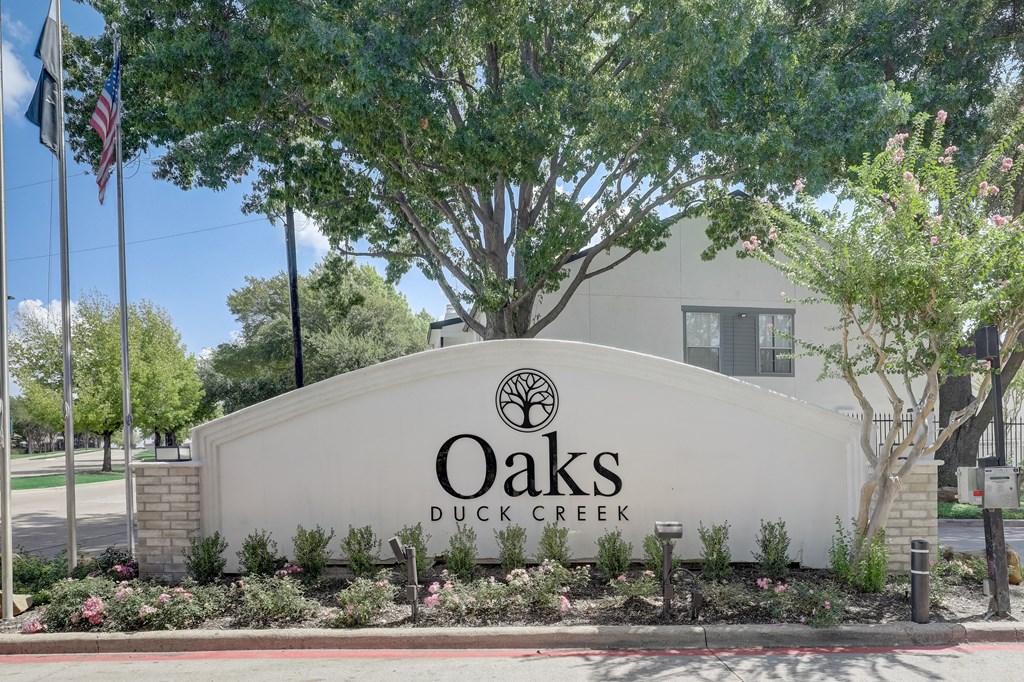 the sign for oaks duck creek at the front of the building