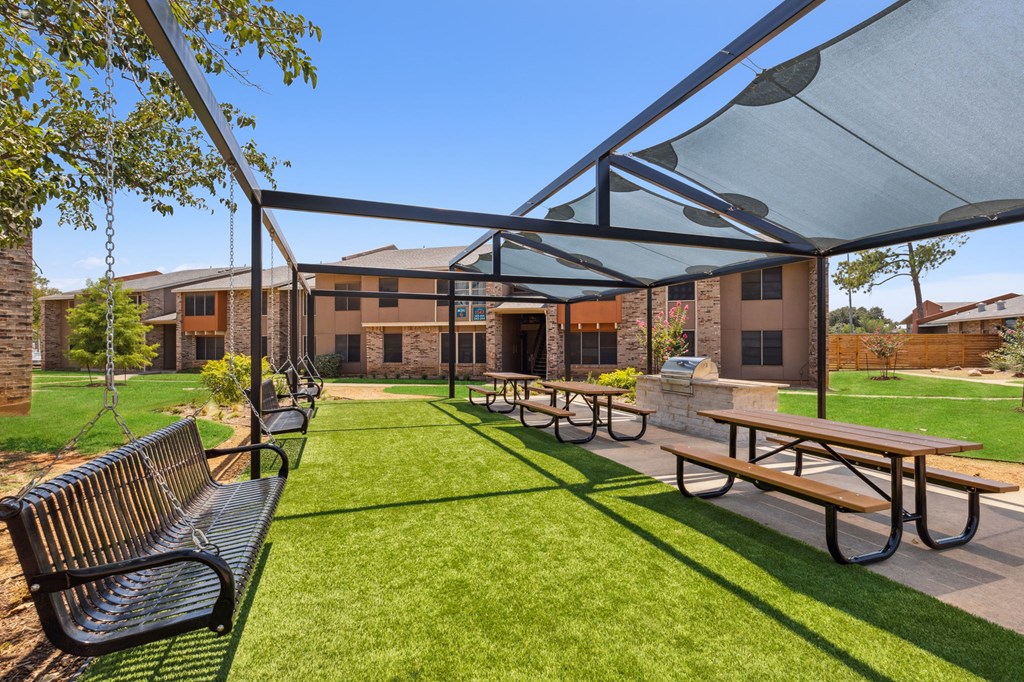 the reserve at bucklin hill courtyard with picnic tables and benches