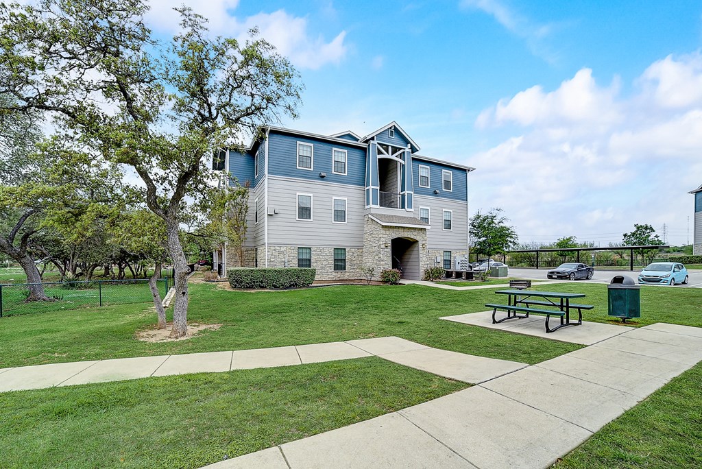 a picnic area is available at the enclave at woodbridge apartments in sugar land, tx