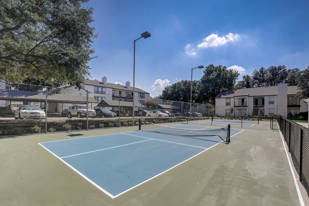 the preserve at ballantyne commons tennis court with apartments in the background