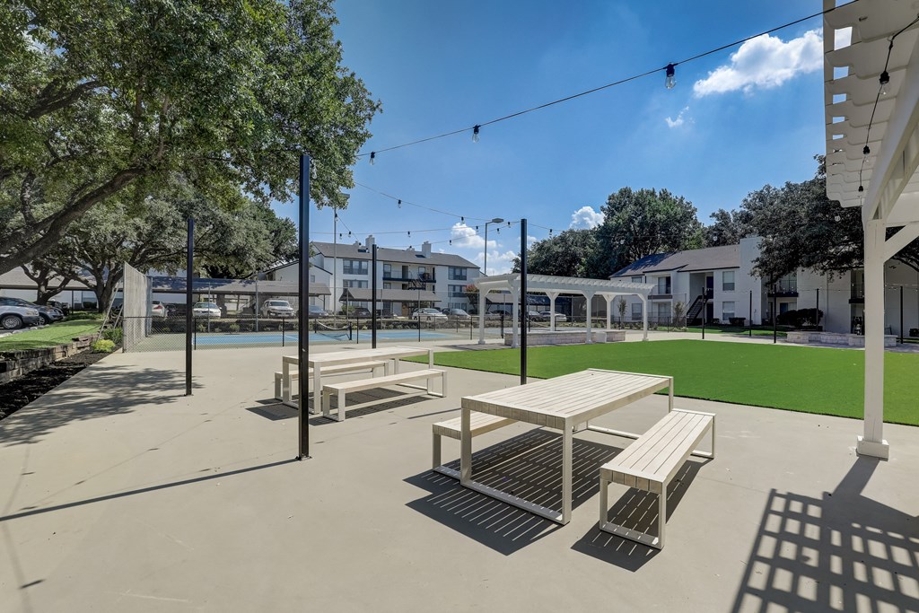 the preserve at ballantyne commons courtyard with picnic tables and a pool