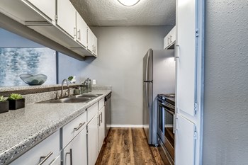 681 North Saginaw Boulevard 1-2 Beds Apartment for Rent - Photo Gallery 2