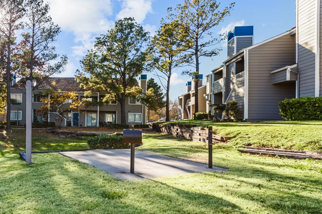 the preserve at ballantyne commons apartments courtyard and apartment buildings