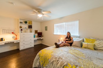 1701 W Oak St 1-3 Beds Apartment for Rent - Photo Gallery 3
