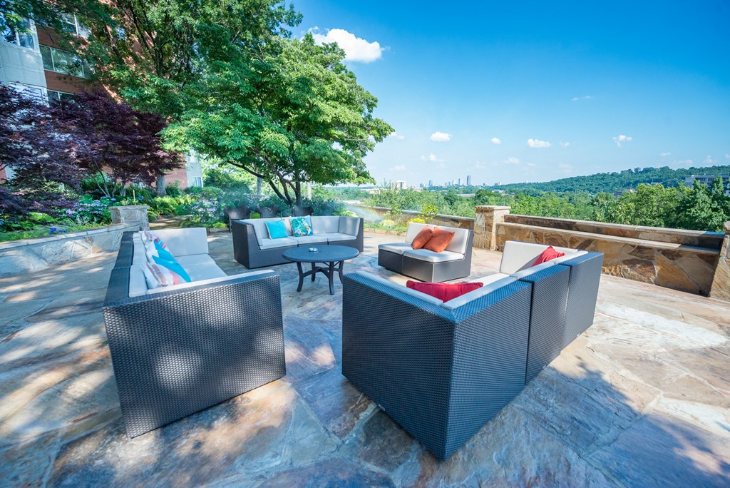 additional photo for property listing at chic digs with room to stretch out in the village 22 car