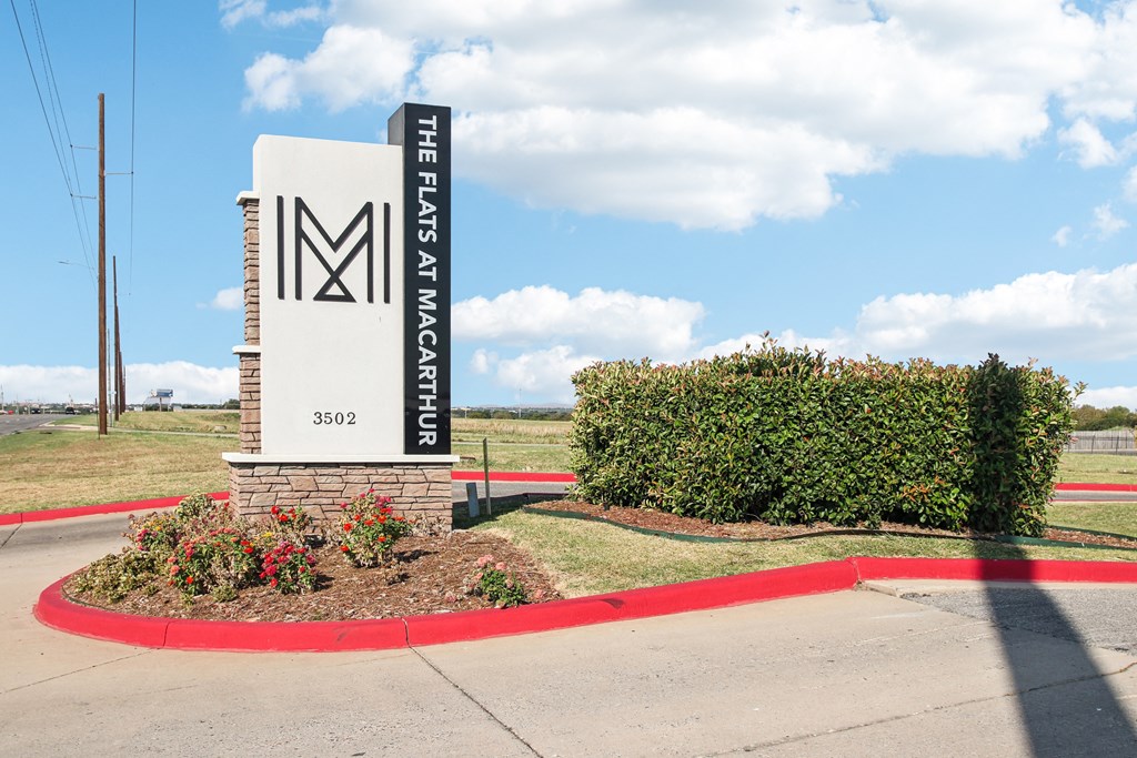 the sign at the entrance to the mgm welcome sign