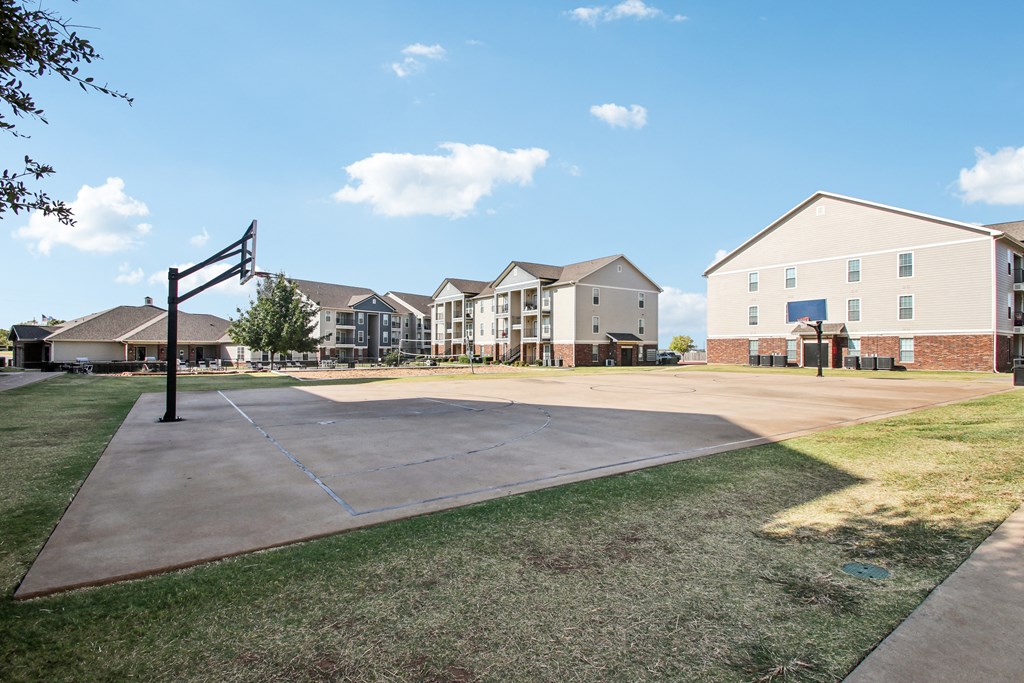 the basketball court at the enclave at woodbridge apartments