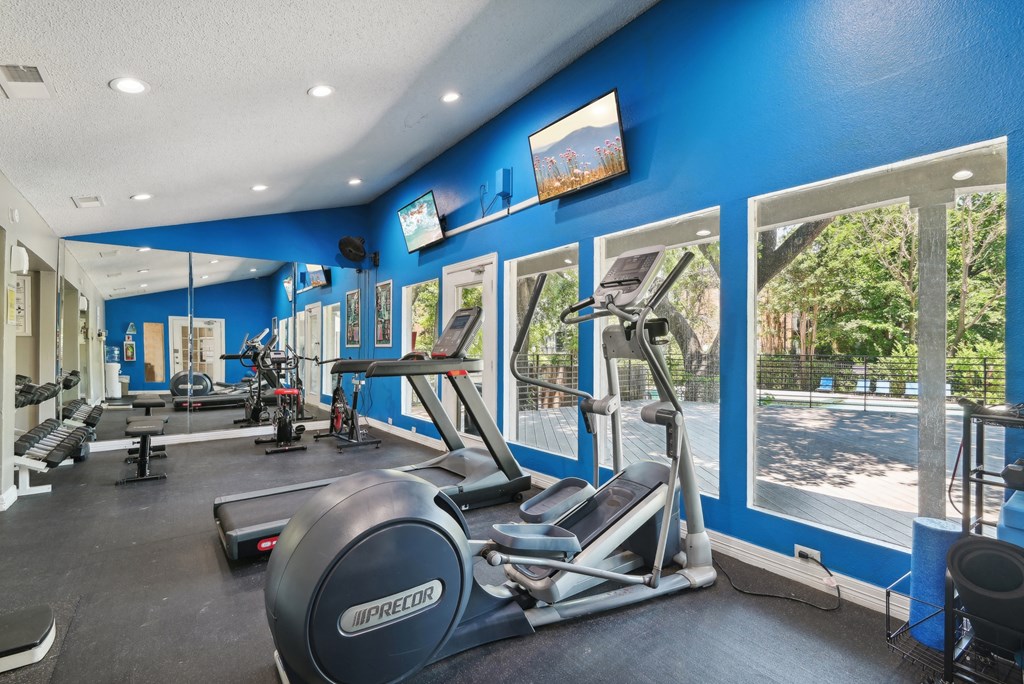 the gym at the landing at pullman apartments in pullman