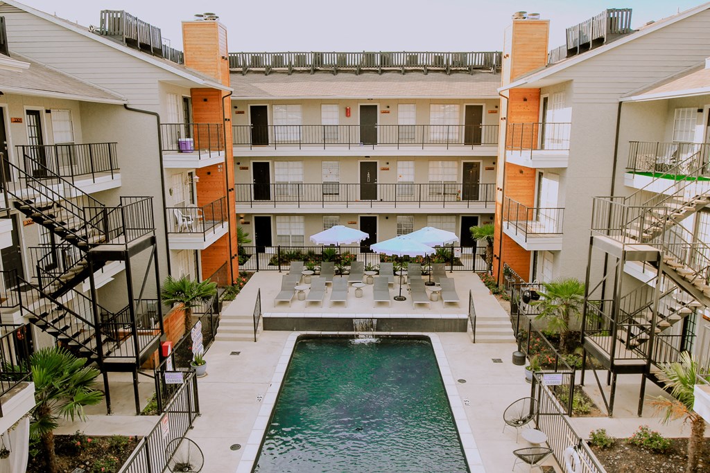 lease apartment in Lakewood Hills 