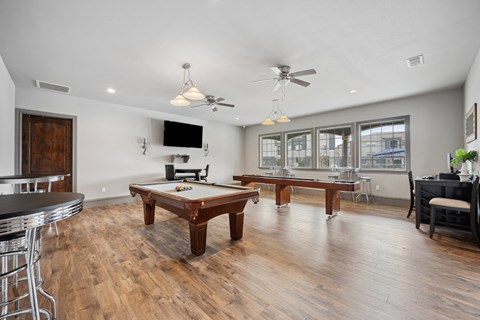 additional photo for property listing at chic digs with room to stretch out in the village 22 car