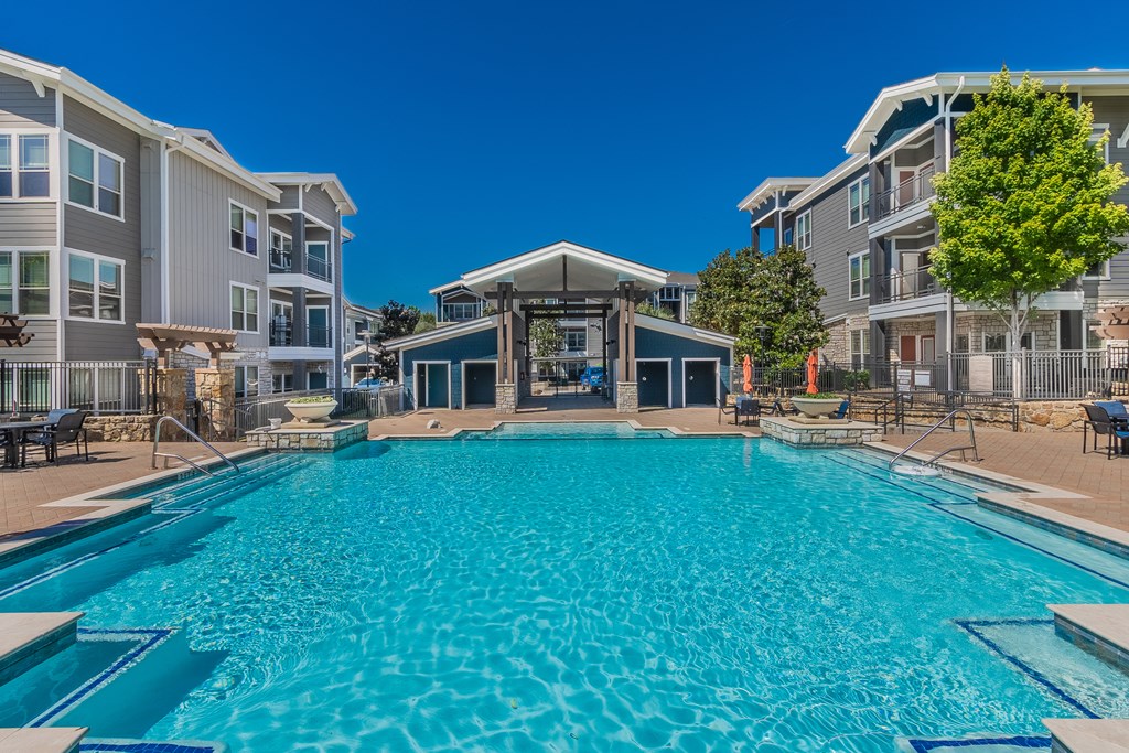 Swimming pool lease apartments in East Dallas, TX