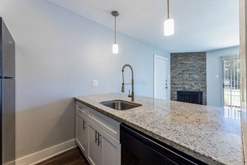 200 N Henderson Ave 1-2 Beds Apartment for Rent - Photo Gallery 5