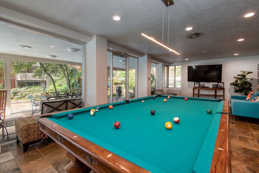 additional photo for property listing at chic digs with room to stretch out in the village 22 car