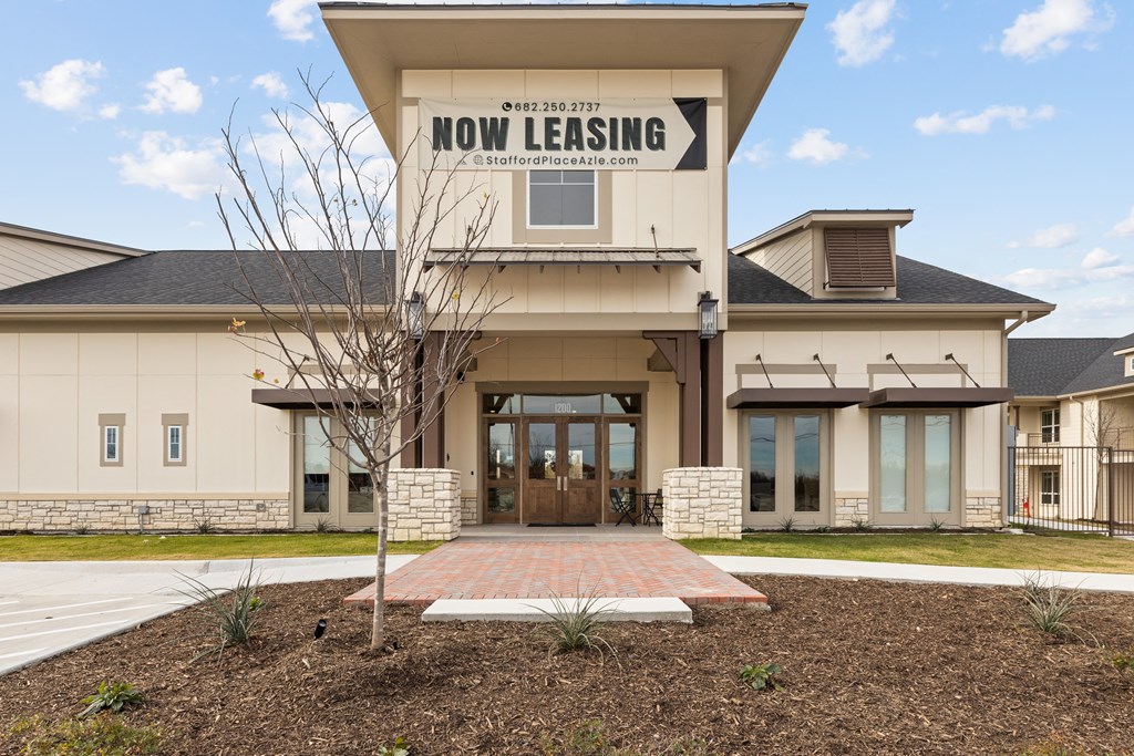 the front entrance of a how leasing building